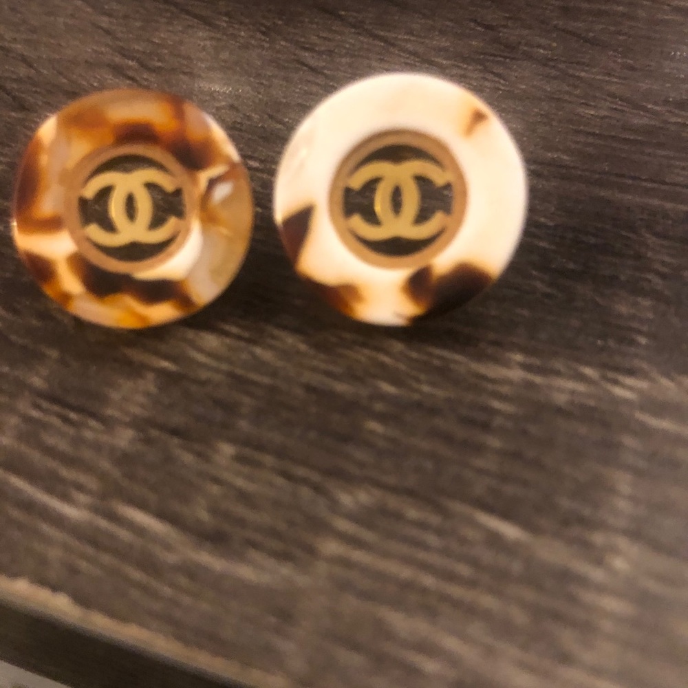 Very cute earring.